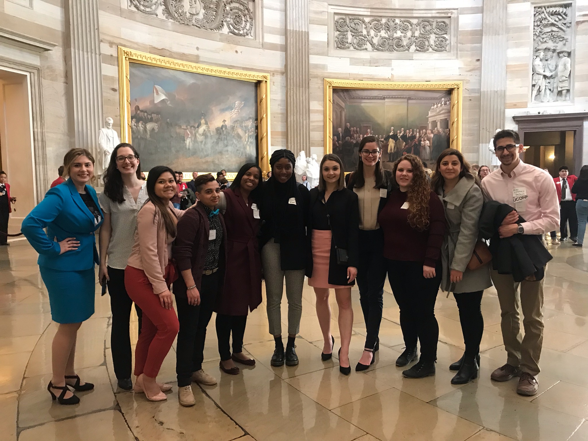 students at the Connecticut State Capitol building